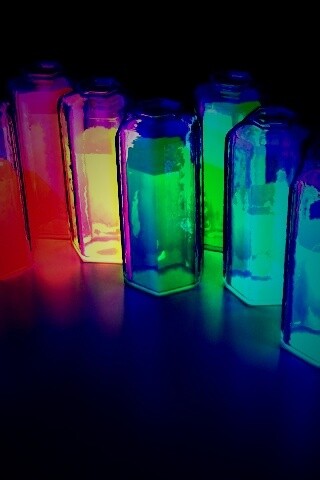 Баночки с цветными жидкостями обои