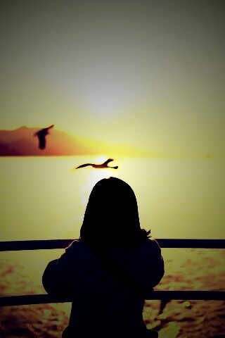 Девочка глядит на озеро обои