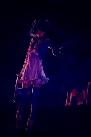 Девочка уходит из города обои