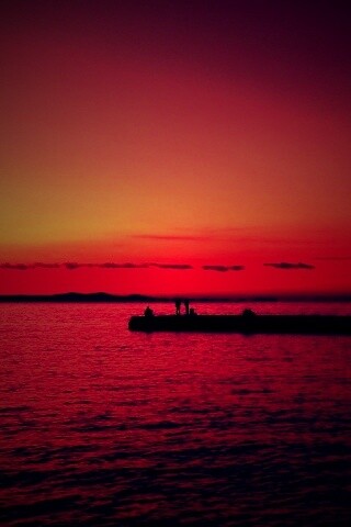 Одинокая пристань на озере обои