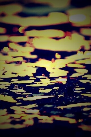 Битое стекло в лучах солнца обои