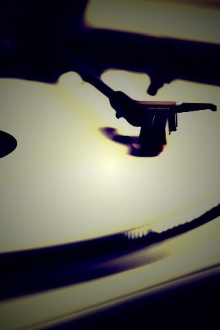 Пластинка на пульте диджея обои