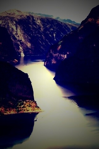 Лодка на реке среди высоких гор обои