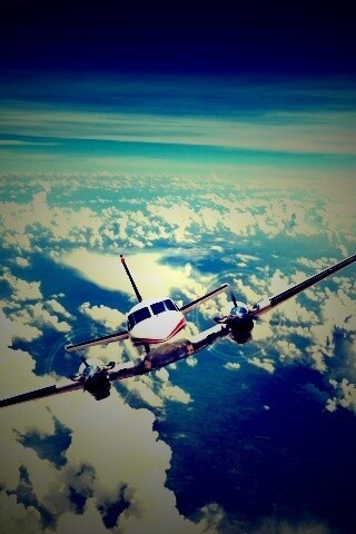 Самолет над облаками обои