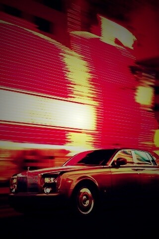 Rolls-Royce Phantom едет через город обои