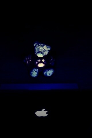 Плюшевый мишка за ноутбуком обои