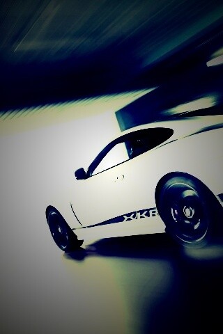 Белый ягуар в гараже обои