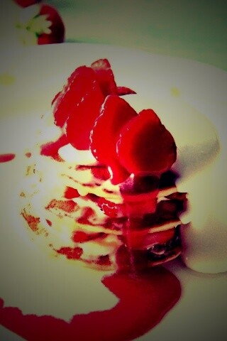 Блинчики с клубникой обои