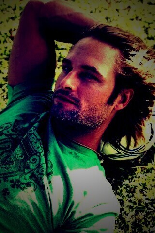 Джош Холлоуэй с мячом обои