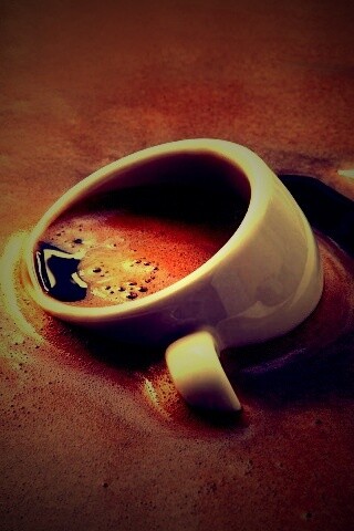 Чашка тонет в кофе обои