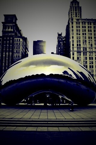 Отражение города в зеркальном монументе обои