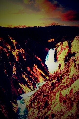 Водопад в скалистой местности обои