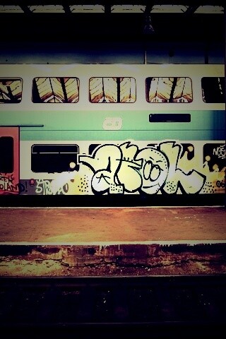 Изрисованный вагон метро обои