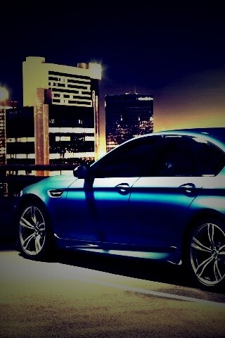 BMW F10 на городской парковке обои