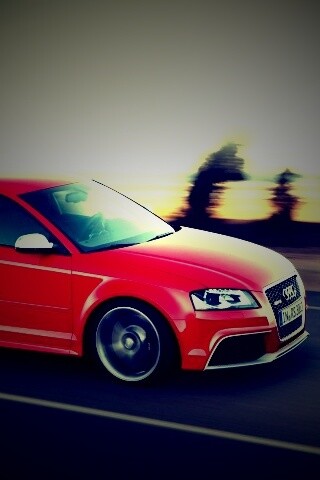 Красная Audi модели RS3 на дороге обои