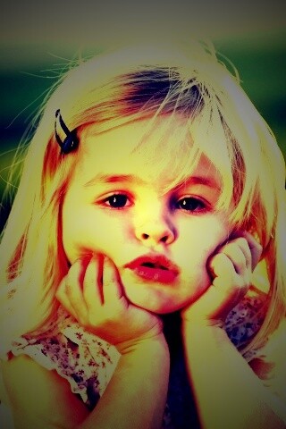 Малышка грустит обои