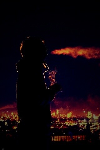 Курящий на крыше парень обои