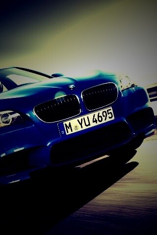 Синий БМВ на трассе обои
