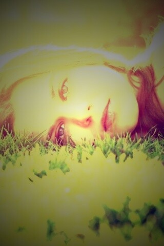 Девушка на траве обои