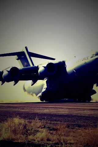 Грузовой самолёт на посадке обои