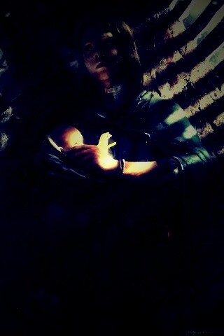 Девушка с ребенком прячется от монстра обои