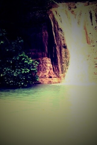 У водопада обои