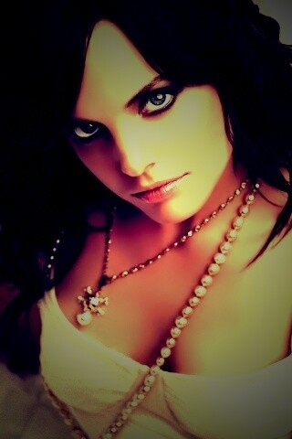 Брюнеточка с желанием в глазах обои