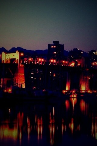 Мост и катера на закате обои