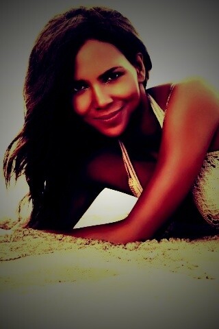 Холли Берри на пляже обои