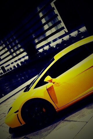 Желтая ламборджини в автосалоне обои