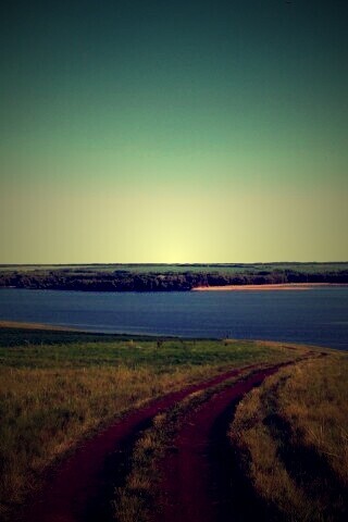 Дорога спускается к воде обои