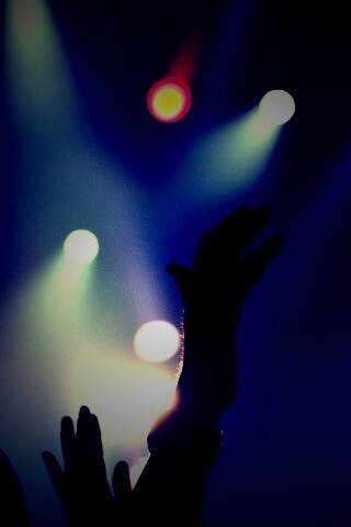 Руки людей на концерте обои