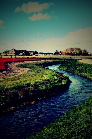 Канал вдоль дороги обои