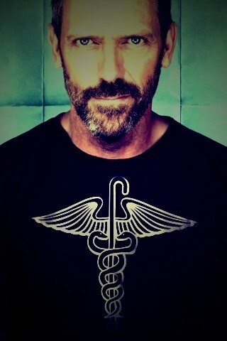 Доктор Хаус в футболке со змеями на трости обои