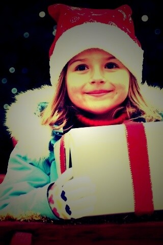 Ребенок с подарком обои