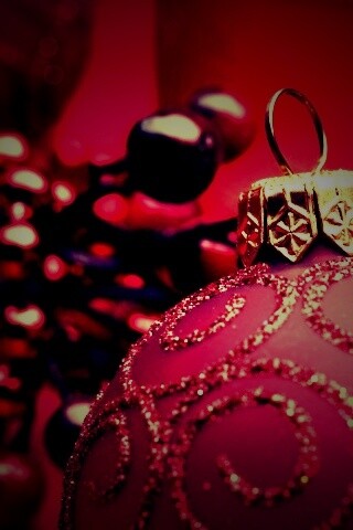 Красная ёлочная игрушка обои