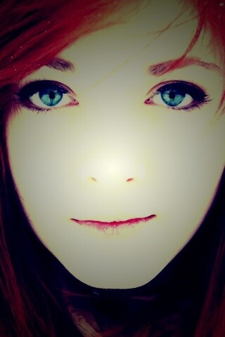 Рыжая в капюшоне обои