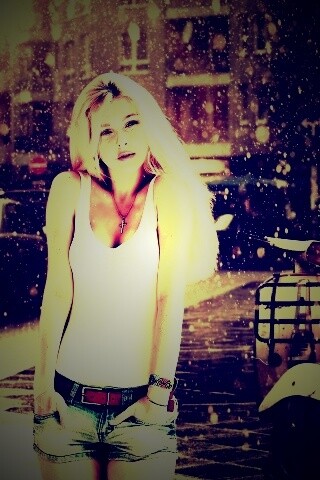 Девушка и плохая погода обои