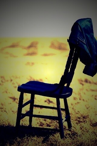 Стул в поле обои