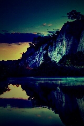 Скалы над озером обои