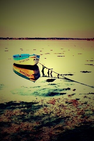 Лодка на илистом берегу обои