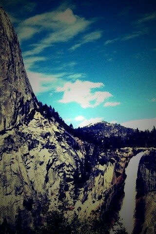 Скалы и водопад обои