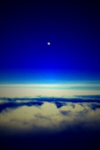 Одинокая луна над облаками обои
