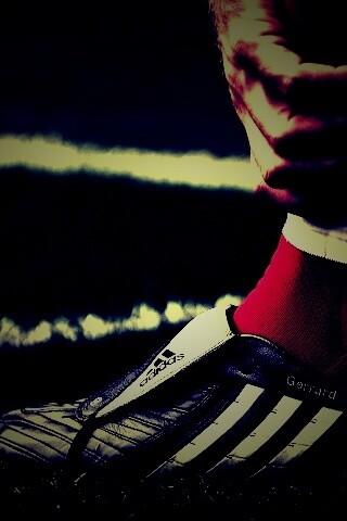 Левая нога футболиста в бутсе обои