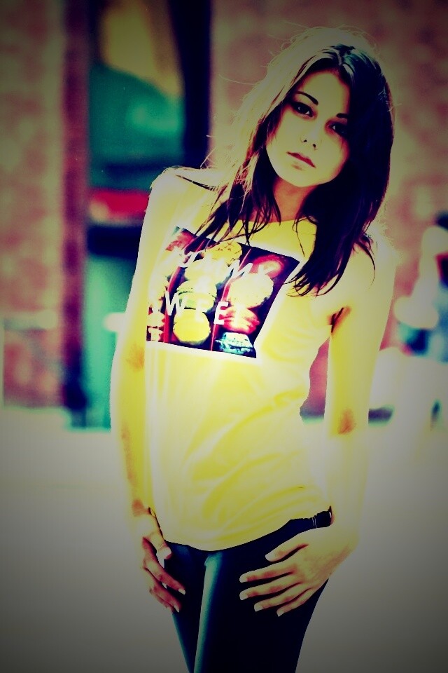 Молодая девушка в городе обои