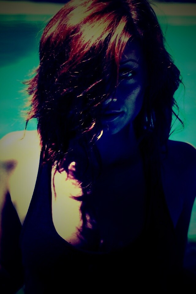 Девушка рядом с бассейном обои