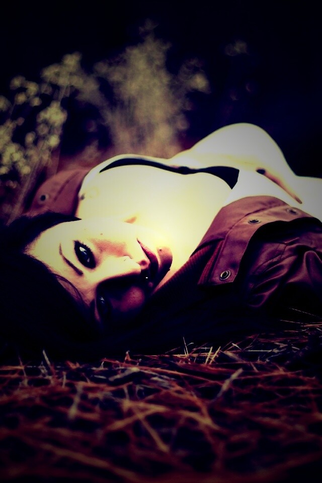 Лежащая на траве обои