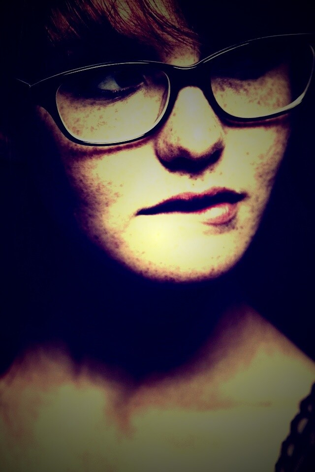 Рыженькая кусает губу обои