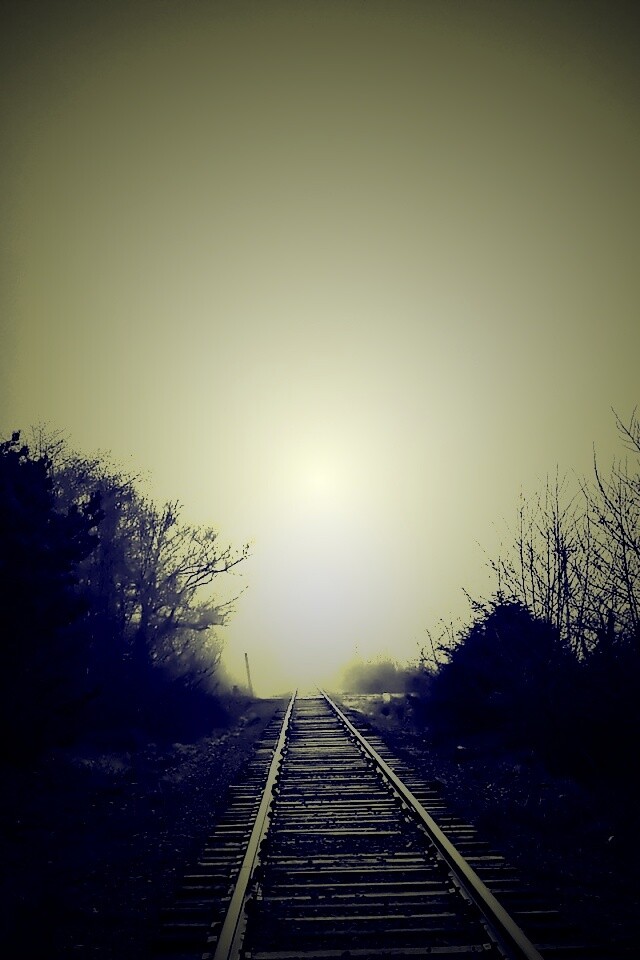 Железная дорога уходит в туман обои