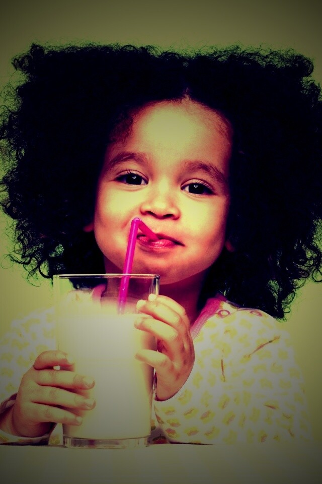 Девочка пьет молоко обои